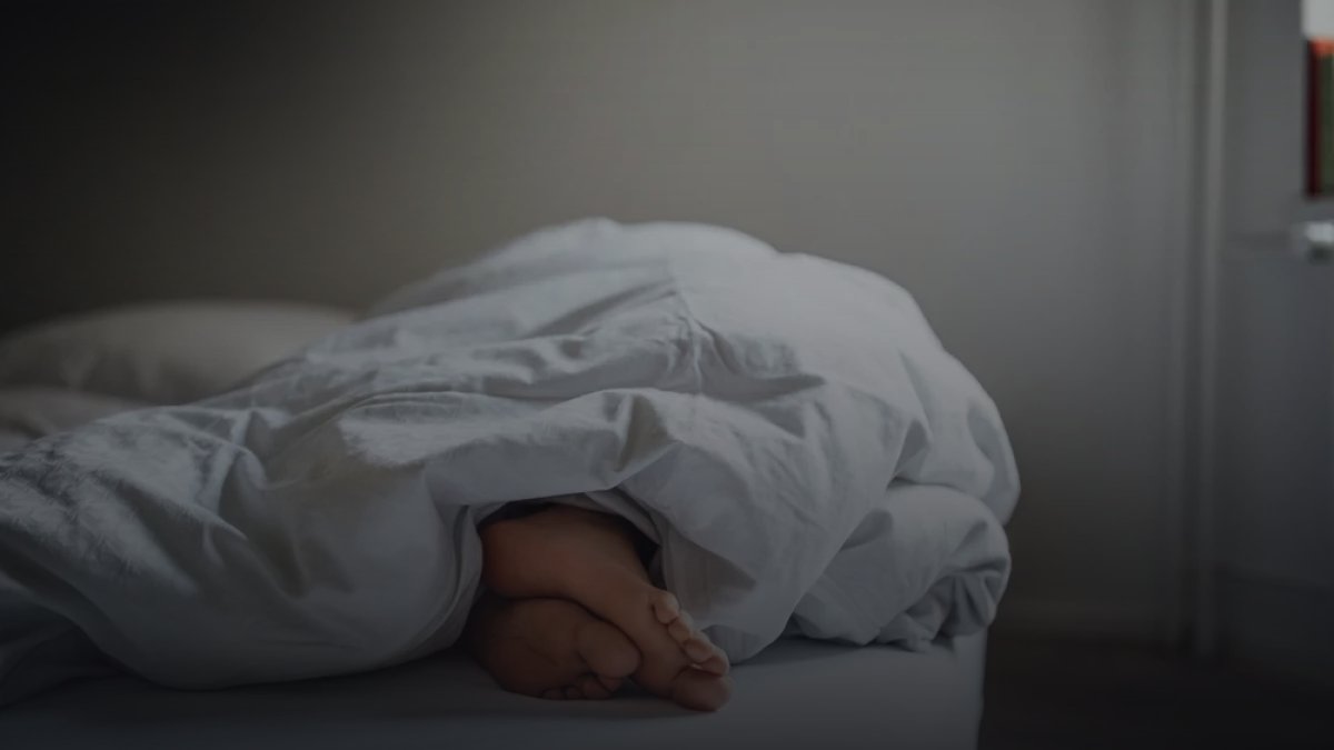 Почему партнеры спят отдельно: нейрофизиолог назвала причины